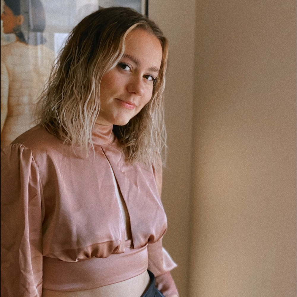 Back Cut Out Cropped Blouse - Picture 3 of 8